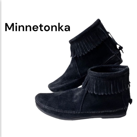 MINNETONKA Black Suede Back Zip Hard-sole Bootie Size 7 - Picture 1 of 15
